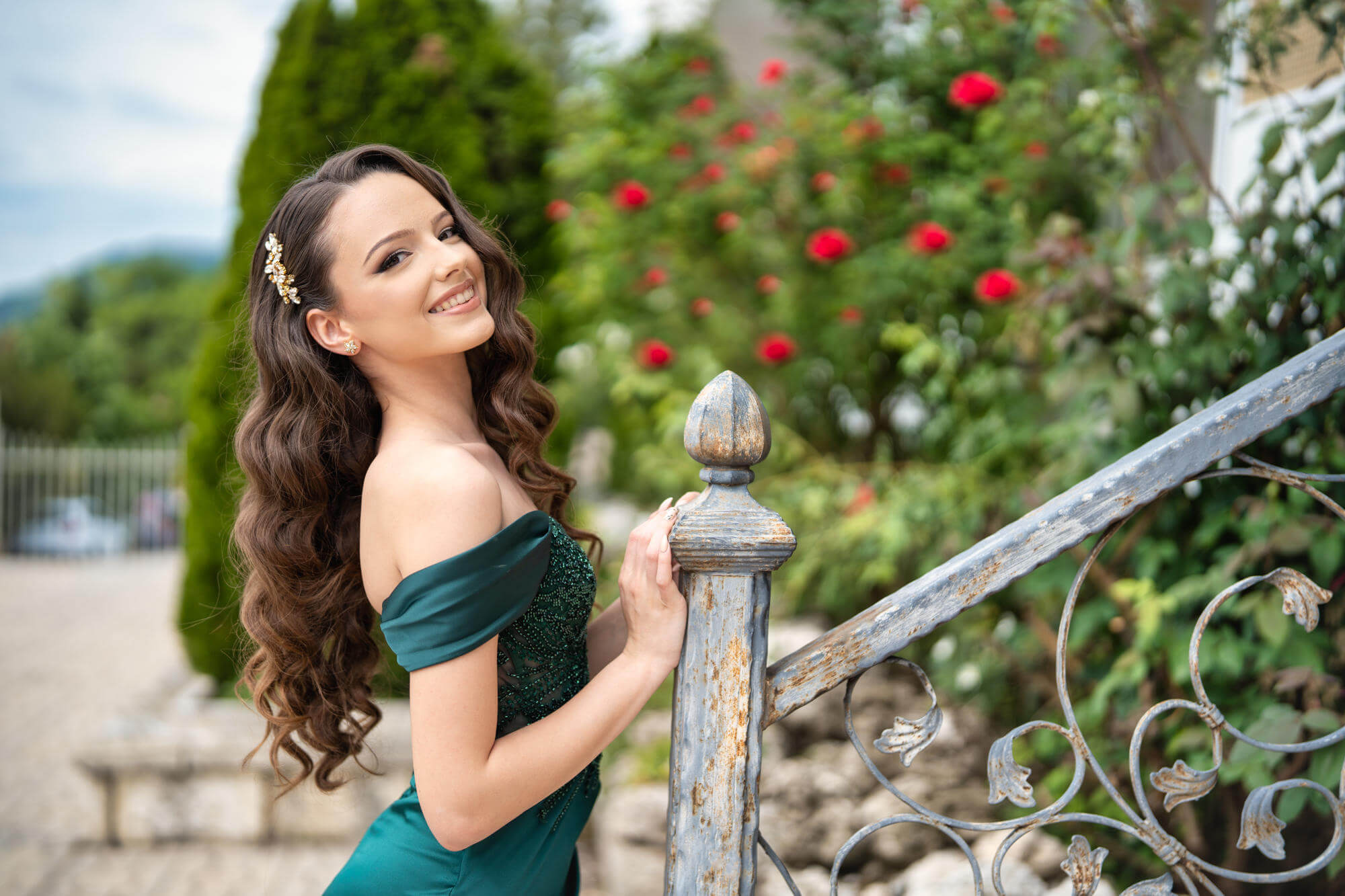 Снимки на абитуриентка с рокля